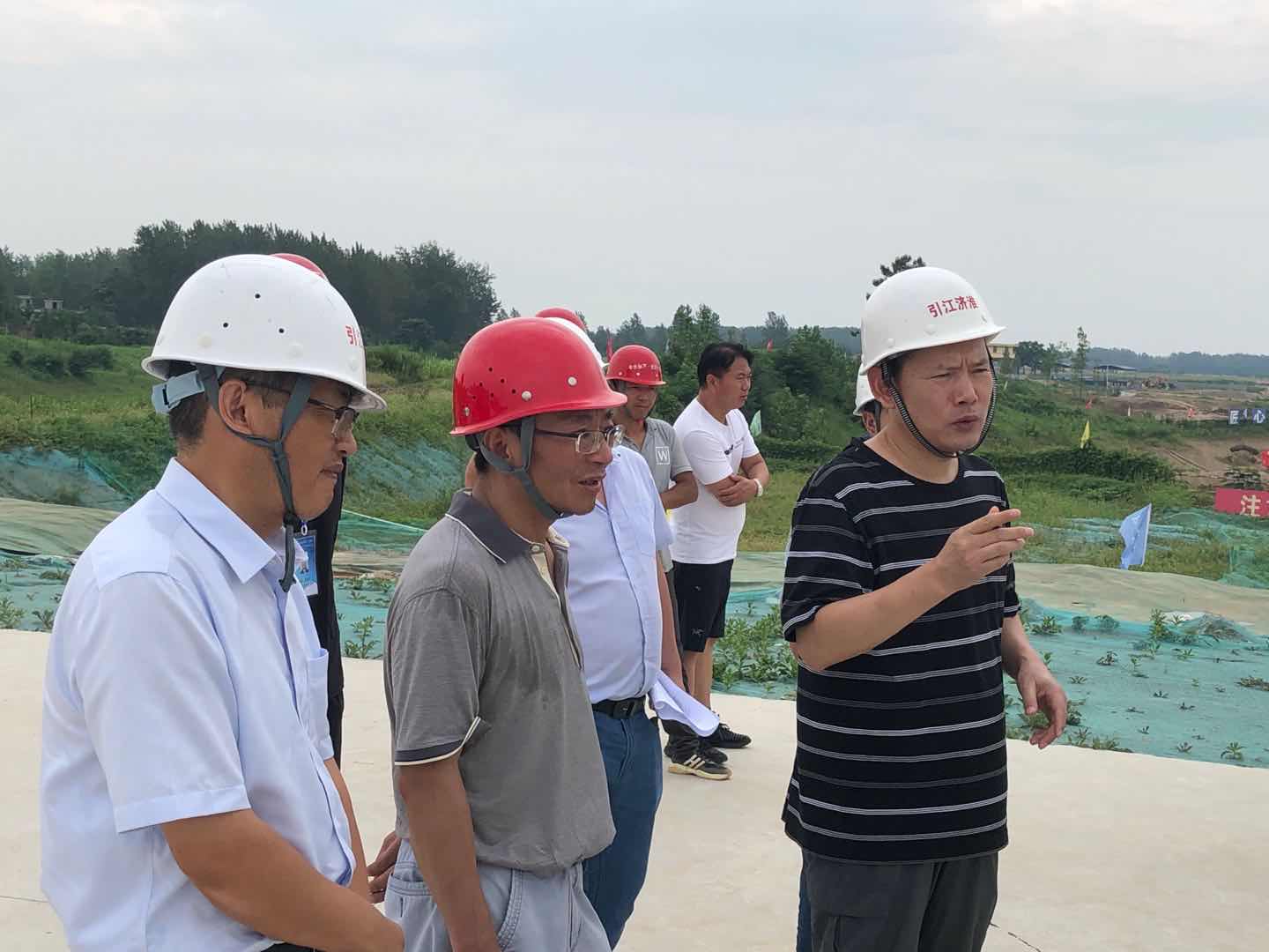 陈总调研新闻照片.jpg