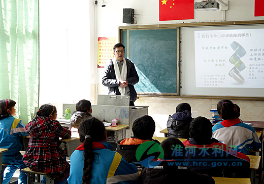 淮委援藏技术人员给阿朗乡中心小学孩子们讲节约用水理念.jpg