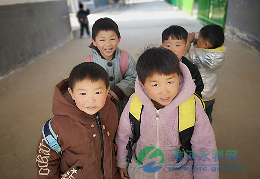 4 洪河桥新庄教学点里快乐的孩子们  张雪洁 摄.jpg
