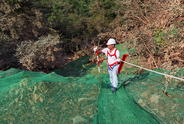 2休宁县马金岭风电场项目溜渣体现场测量-张春平、淮委水保监测站、2021年9月、休宁.jpg