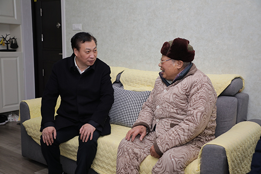 委党组书记、主任刘冬顺看望慰问离休干部冯家旺.jpg