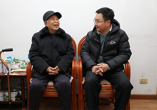 杨锋看望慰问离休干部段庆举.jpg